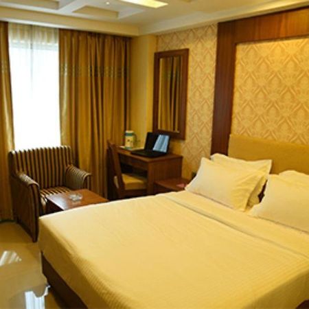 The Vijay Park - Airport Hotell Chennai Exteriör bild