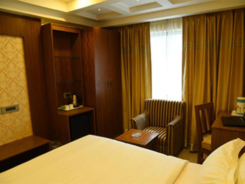 The Vijay Park - Airport Hotell Chennai Exteriör bild